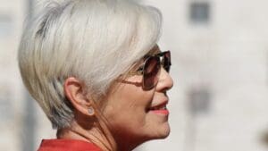 Šedé ombré na krátké vlasy: Díky němu budou ženy nejen nad 60 šik