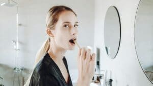 Ranní dilema vyřešeno. Zubař říká, kdy je čištění zubů nejzdravější
