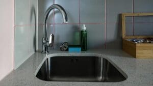 Geniální trik, jak protáhnout ucpaný odpad záchodu a dřezu bez zvonu. Zvládne to i dítě